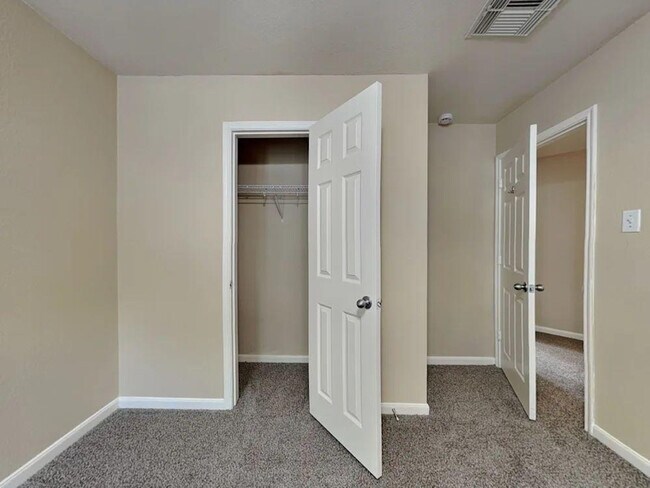 Foto del edificio - 5542 Clarks Fork Dr