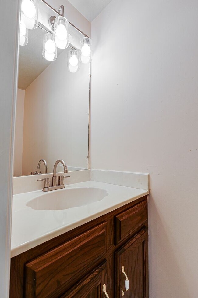 Foto del edificio - Wonderful End Unit Townhome Available Near...