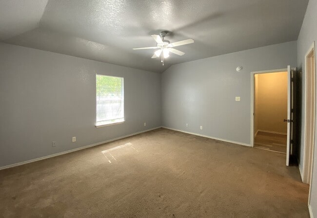 Building Photo - 3300 Toledo Dr