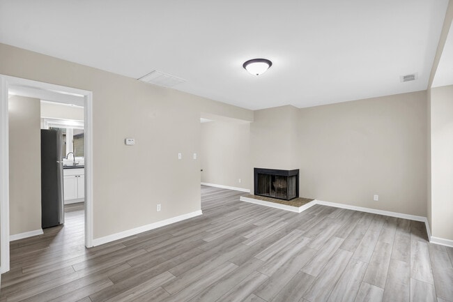 Building Photo - 1604 Lyndhurst Dr