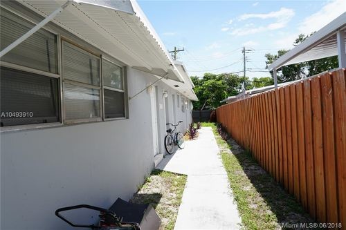 Foto del edificio - 2390 NE 173rd St