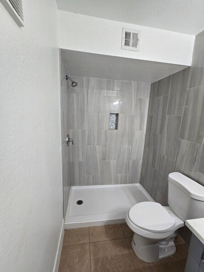 Foto del edificio - 1401 Village Blvd