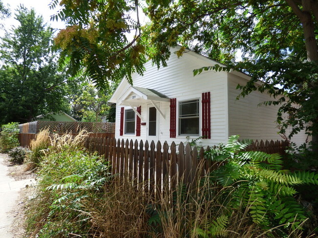 Building Photo - Charming 2 Bed/1 Bath Home Near Old Town F...