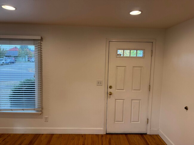 Building Photo - 2 Bedroom Duplex in S. Eugene/Campus Area Eugene