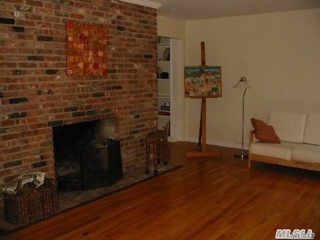 Building Photo - 15 Flax Pond Woods Rd