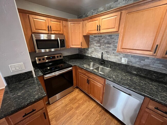 Foto del edificio - Cozy 1 Bedroom Condo with Walk-In Closet &...