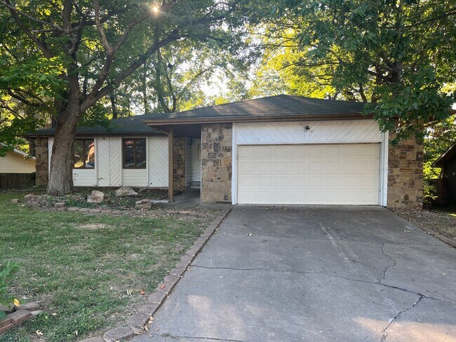 Foto del edificio - Spacious 4-Bedroom Home with Bonus Room