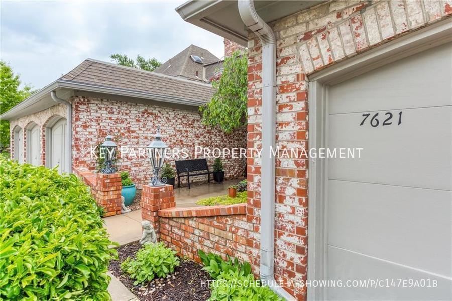 Primary Photo - 7621 W 102nd St - Immaculate!