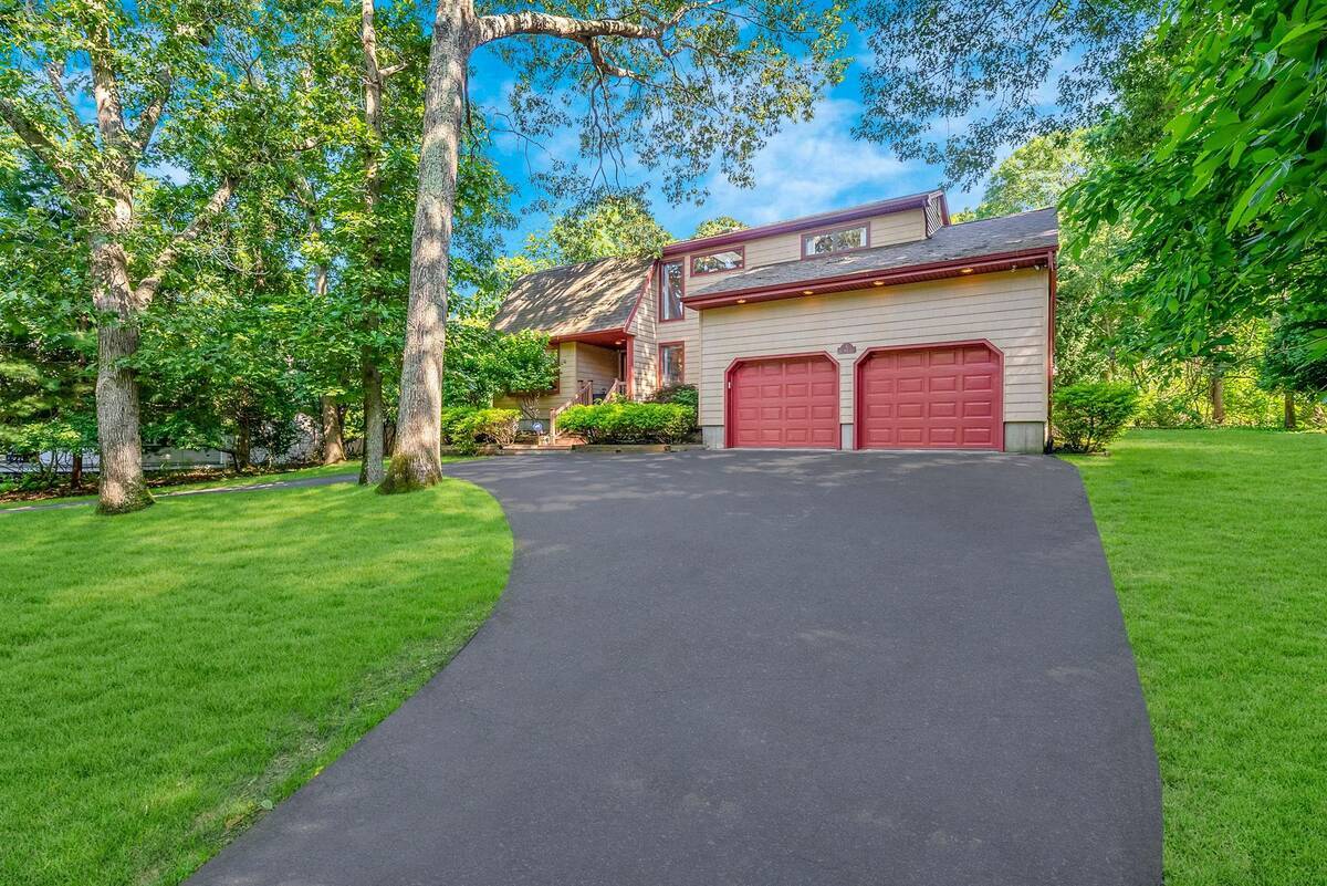 Primary Photo - 5 Bay Woods Dr