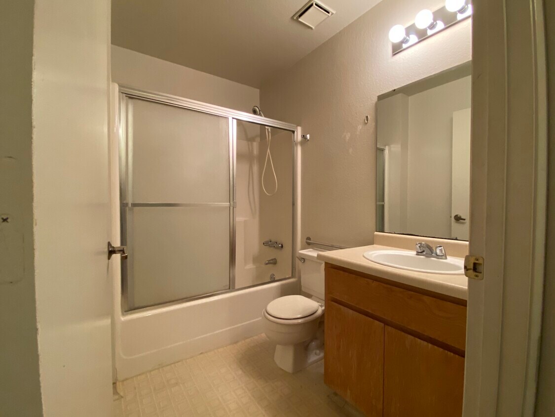 Foto principal - 1229 W Roseburg Ave