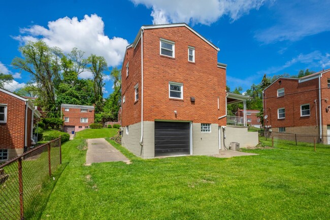 Building Photo - AVAILABLE JUNE 1ST!! STUNNING 3 BEDROOM IN...