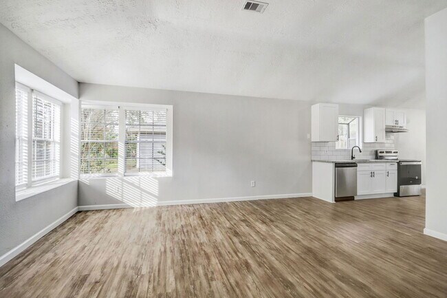 Foto del edificio - 15910 Plover Ct