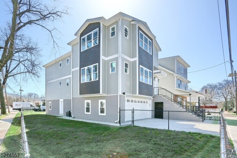 Primary Photo - 113 Albion St