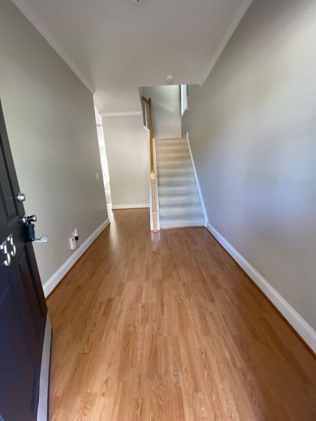 Foto del edificio - End Unit Townhouse in Pennington Square