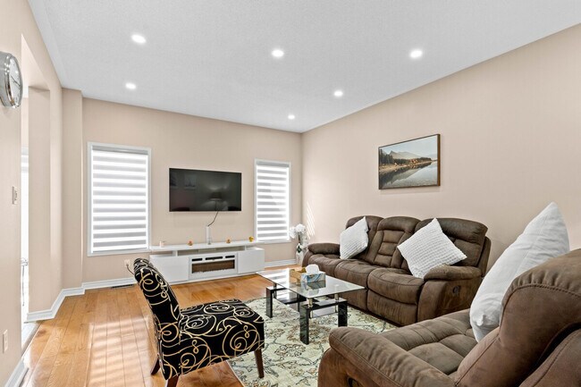 Building Photo - 60 Commodore Dr