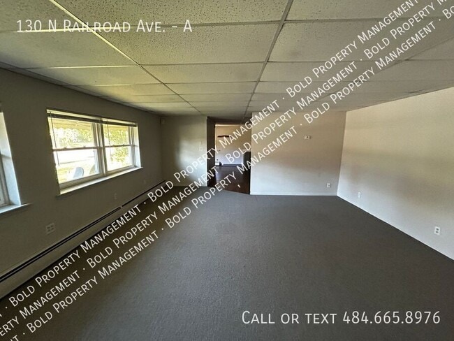 Foto del edificio - 130 N Railroad St