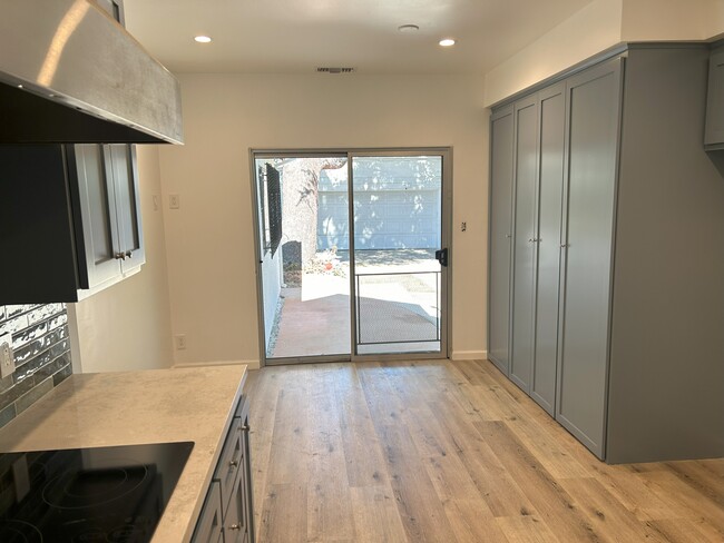 Kitchen Nook - 142 S Laurel Ave