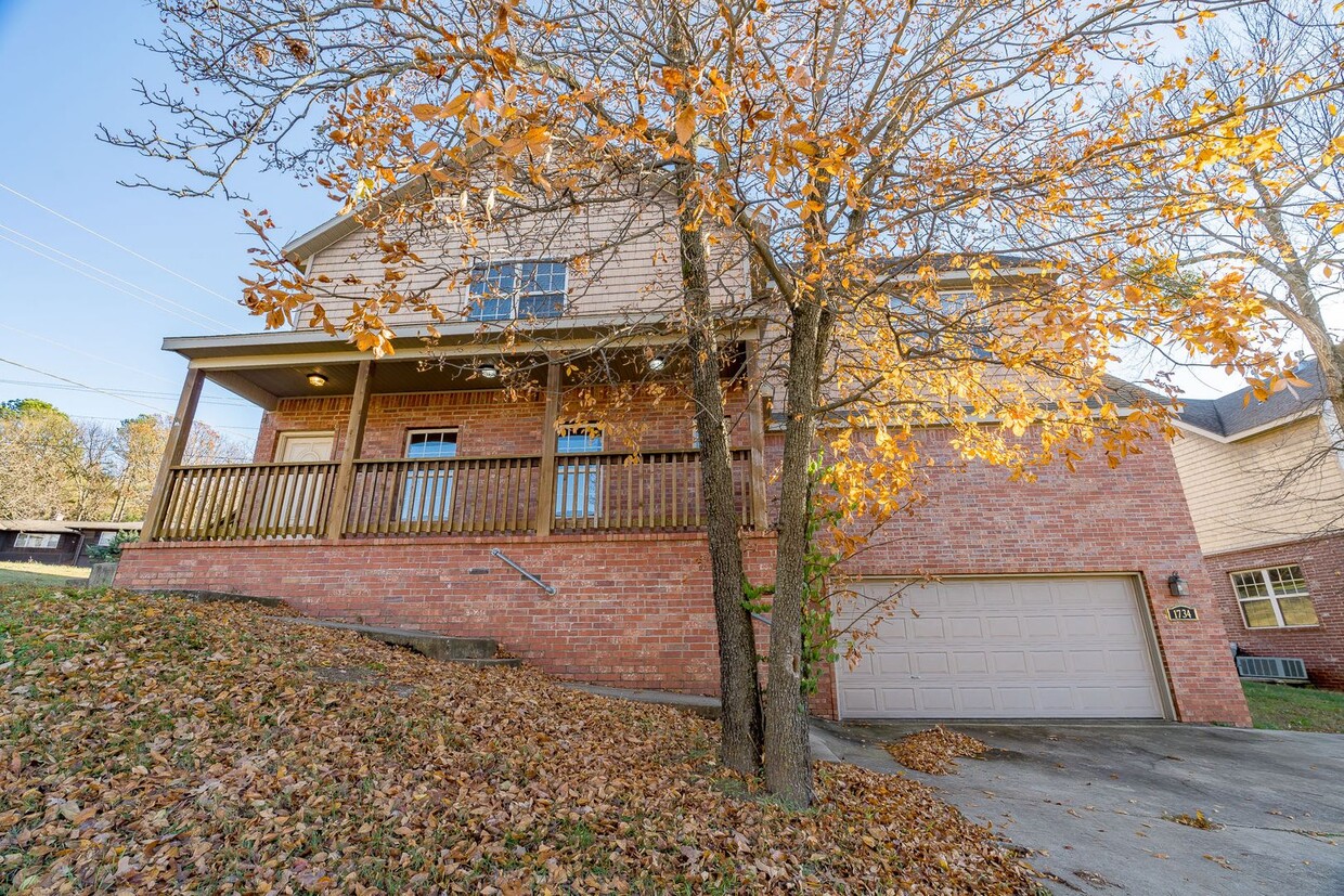 Four Bedroom Home Walking Distance to UofA! Lawn Care Included! AVAILABLE IN JULY!!!!! - Four Bedroom Home Walking Distance to UofA! Lawn Care Included! AVAILABLE IN JULY!!!!!