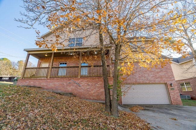 Four Bedroom Home Walking Distance to UofA! Lawn Care Included! AVAILABLE IN JULY!!!!! - Four Bedroom Home Walking Distance to UofA! Lawn Care Included! AVAILABLE IN JULY!!!!!