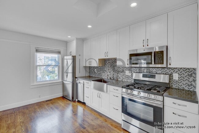 Building Photo - 537 Moultrie St