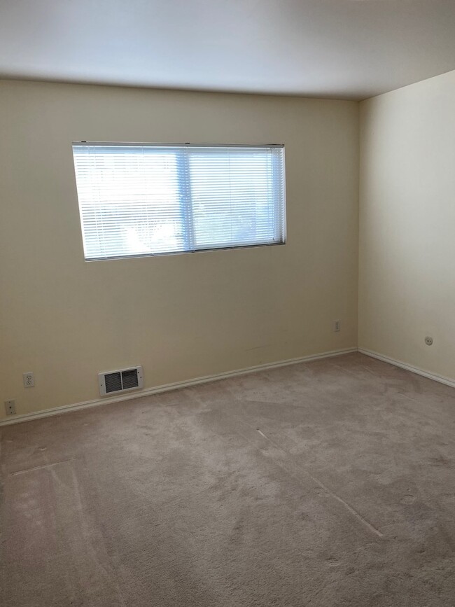 Building Photo - 3816 Beach Dr SW
