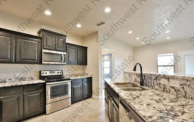 Building Photo - Spacious 3 bedroom, 2 bathroom home