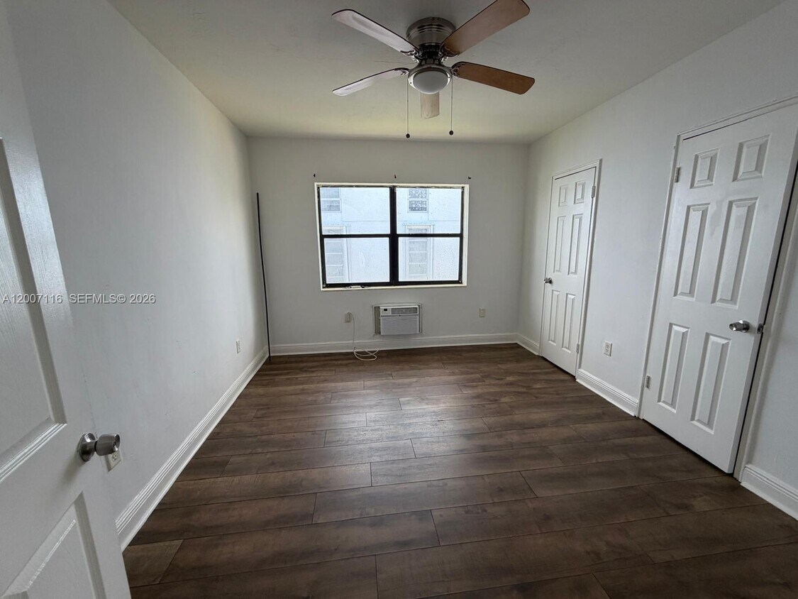 Foto del edificio - 8321 Crespi Blvd