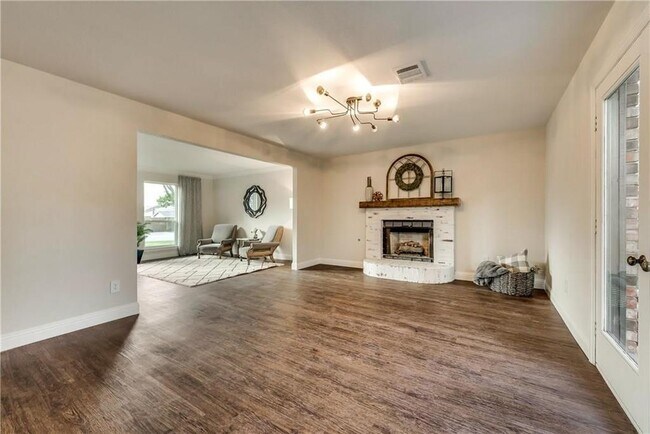 Building Photo - 619 Drexel Dr