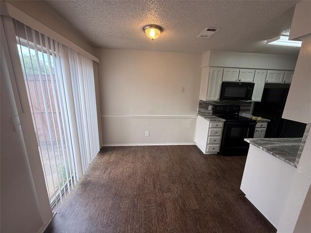 Foto del edificio - 5912 Holiday Ln