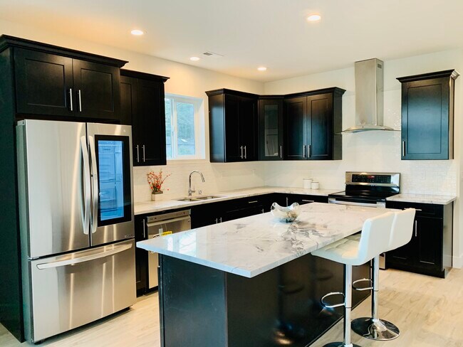 Foto del edificio - 652 Lind Ave NW