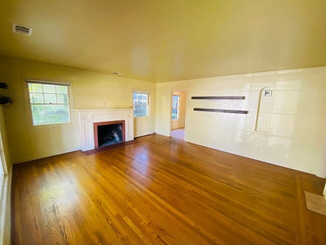 Building Photo - Lovely Modesto Home!