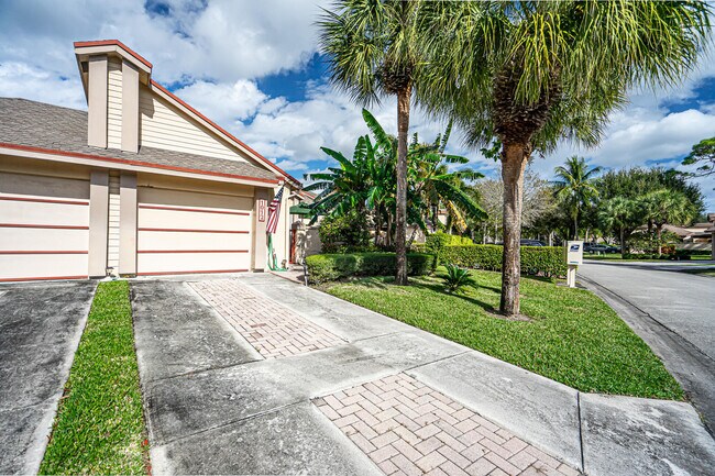 Building Photo - 1012 Landings Blvd