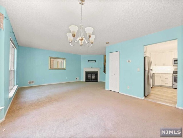 Foto del edificio - 240 Larch Ln