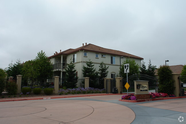 Building Photo - Creekbridge Apartments