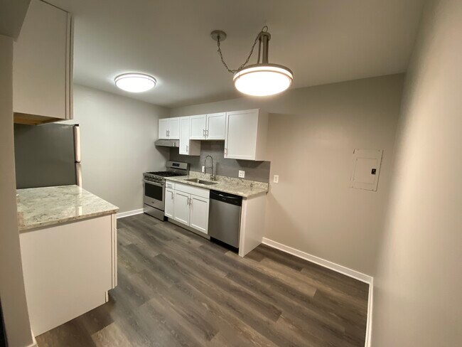 Building Photo - 125 Twin Oaks Dr