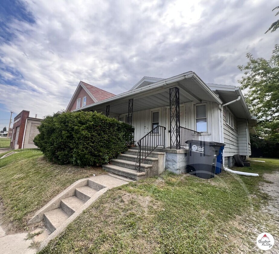 Foto principal - 3 bedroom House - North Toledo