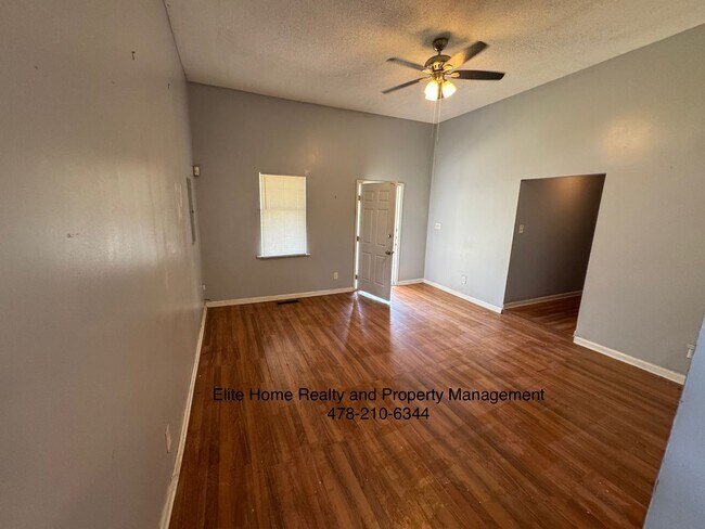 Building Photo - 634 Woolfolk St