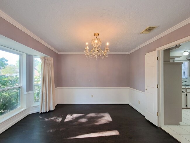 Foto del edificio - Amazing Cottage Charm Designer Home with Lush Landscaping, Sprinkler System, New Insulated Window...