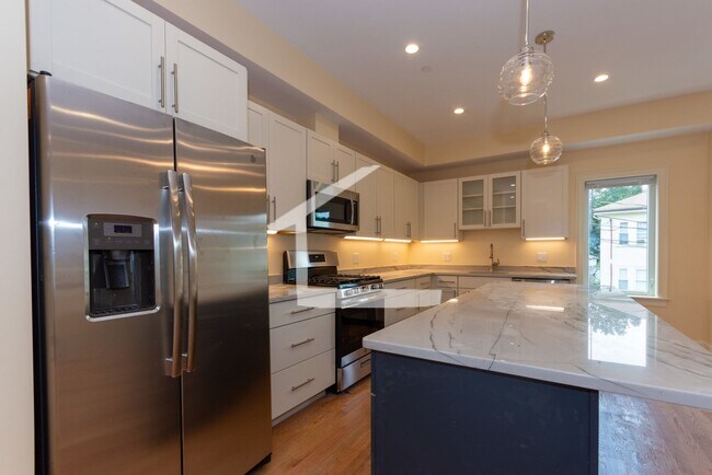 Foto del edificio - 10/1 No Fee! Huge luxury 4BR/3.5BA townhou...