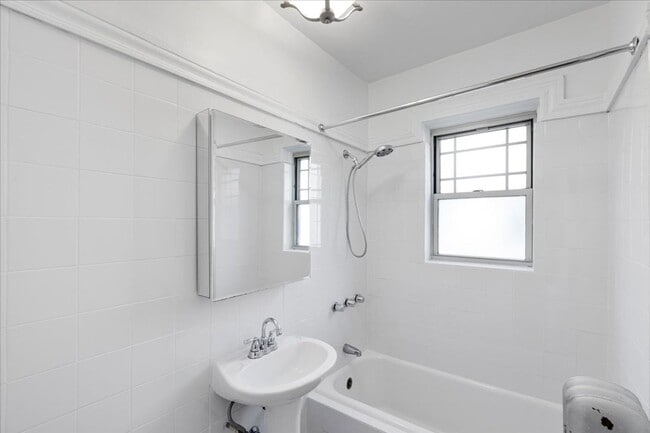 Building Photo - Large Studio in Andersonville
