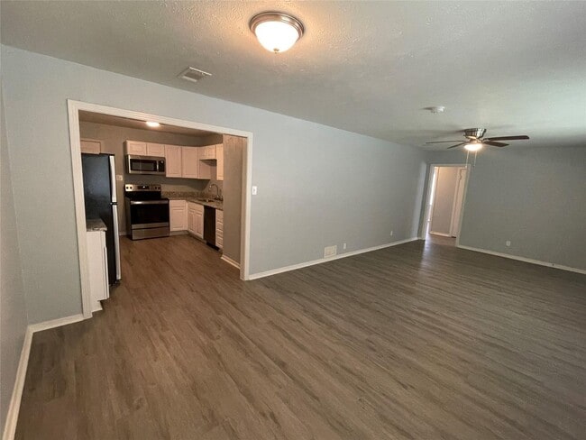 Building Photo - 3 BR/2.5BA | Updated Single Family Home | 1-Car Garage Parking | Fenced backyard