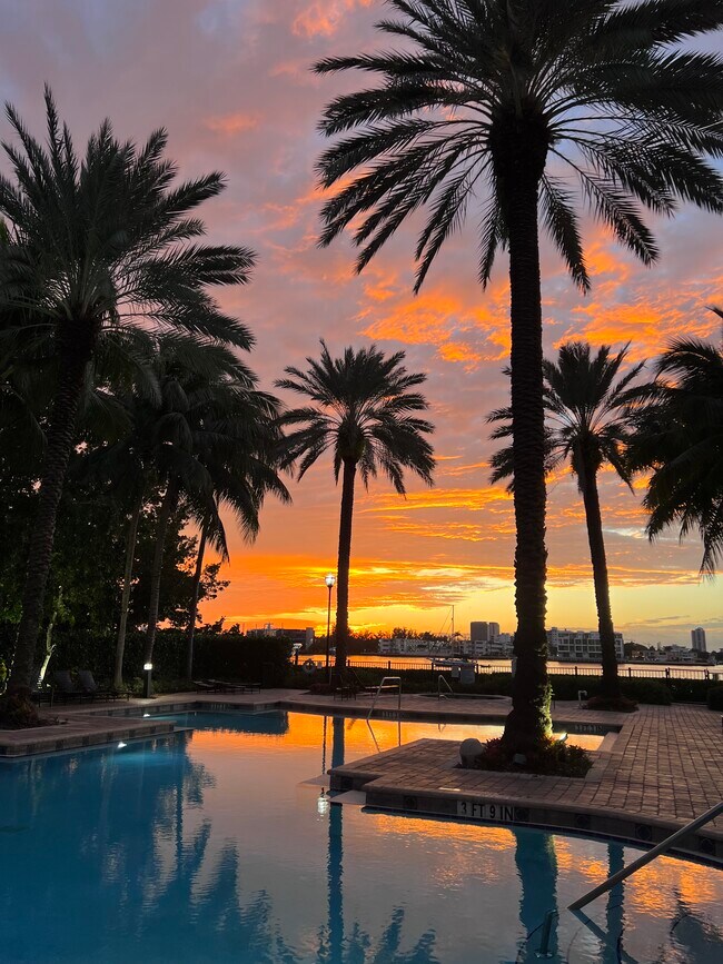 Foto del edificio - 17150 N Bay Rd
