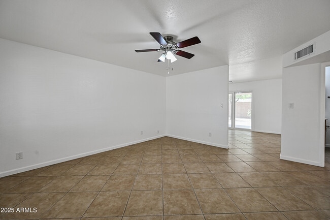 Building Photo - 1503 E Florian Ave