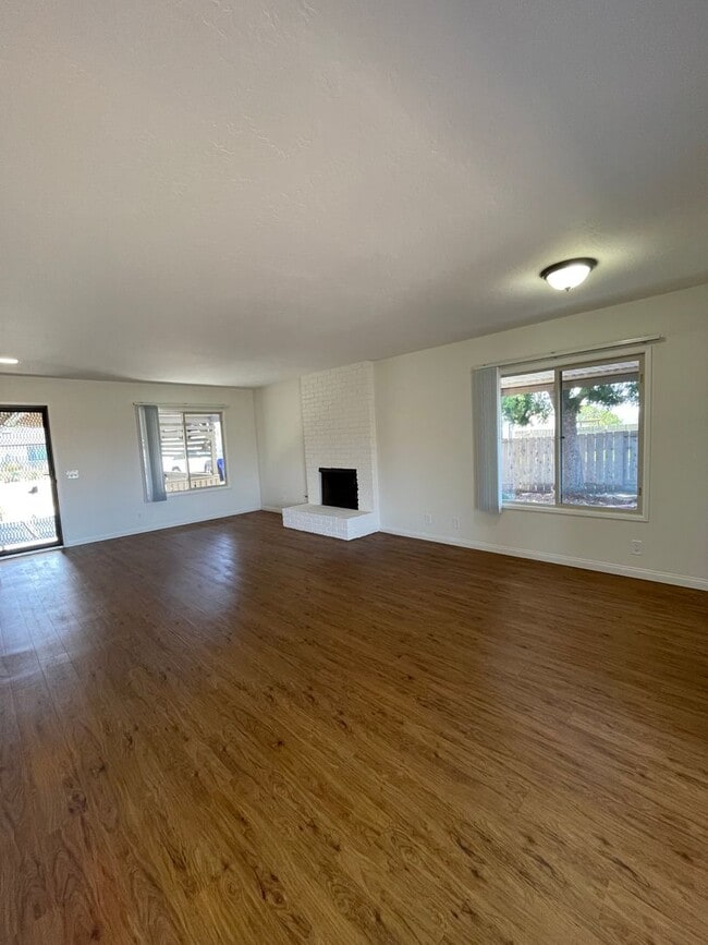Building Photo - Terrific 3Br +/2Ba Single story house with...