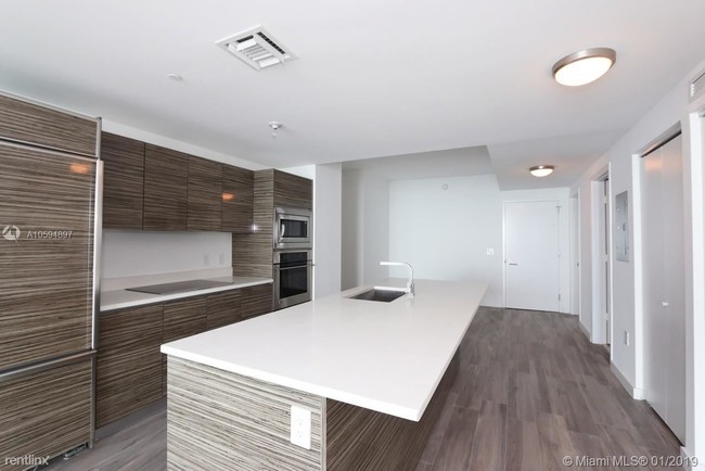 Building Photo - 2 br, 2 bath  - Icon Bay Condo