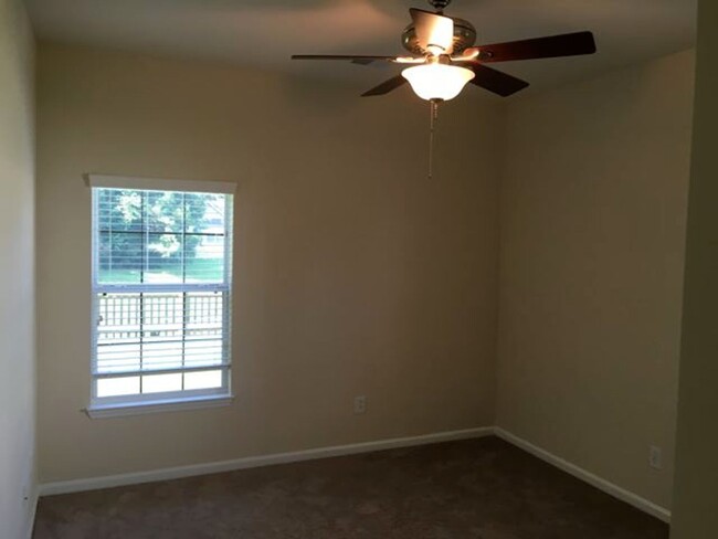 Building Photo - 4 Bedroom 2 Bath House in Grand Oaks Plant...