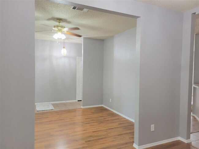 Foto del edificio - 5600 Flowerwood Ln