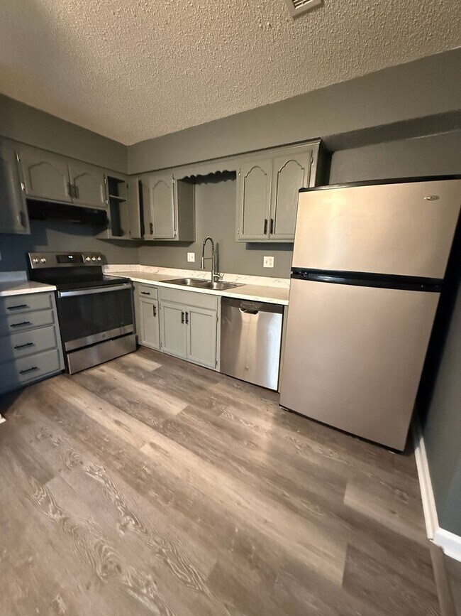 Foto del edificio - Spacious 3-bedroom, 1.5-bath townhome available