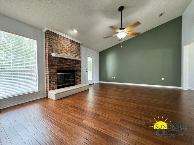 Building Photo - Stunning South Crestview Home with many Cu...