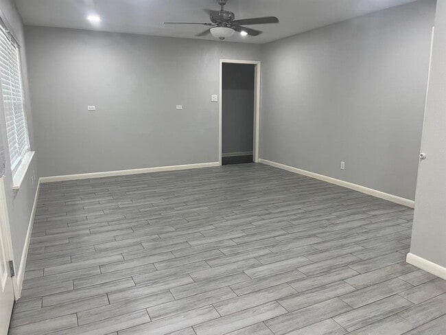 Building Photo - 603 Center Way